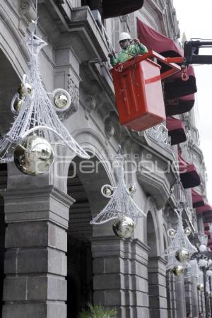 COLOCAN ADORNOS NAVIDEÑOS EN AYUNTAMIENTO