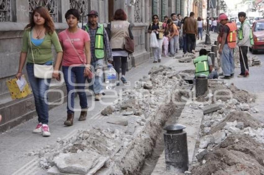 OBRAS EN REFORMA . PEATONES