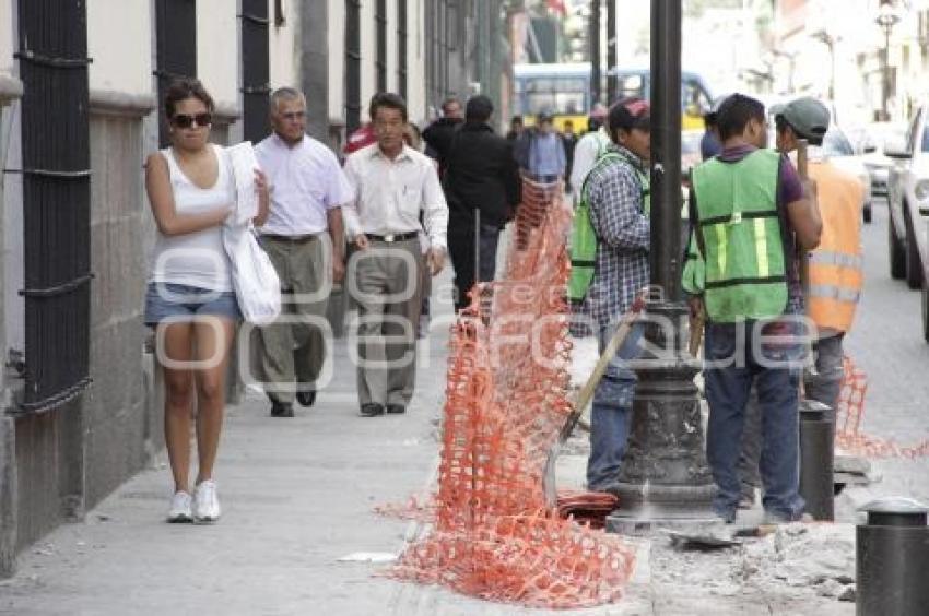 OBRAS EN REFORMA . PEATONES