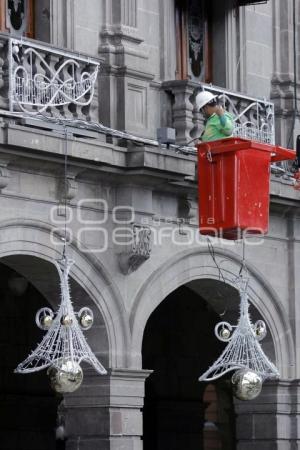 COLOCAN ADORNOS NAVIDEÑOS EN AYUNTAMIENTO