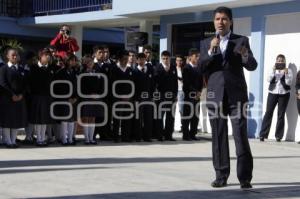 INAUGURA EDUARDO RIVERA AULA DE MEDIOS