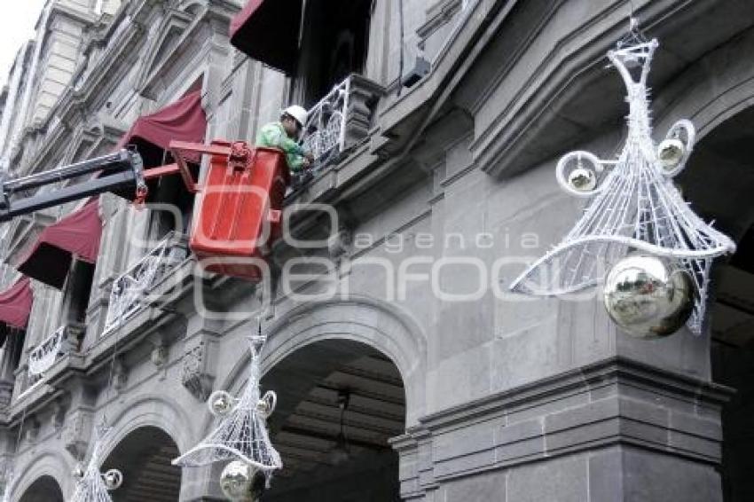 COLOCAN ADORNOS NAVIDEÑOS EN AYUNTAMIENTO
