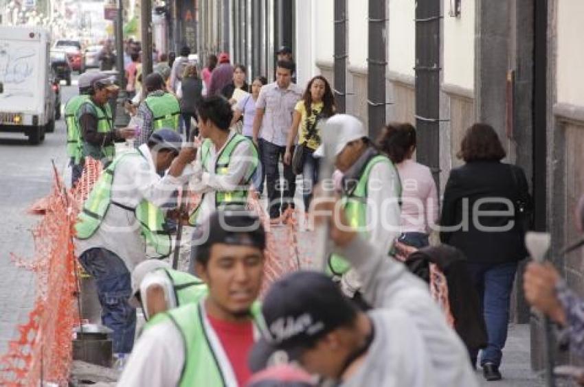 OBRAS EN REFORMA . PEATONES