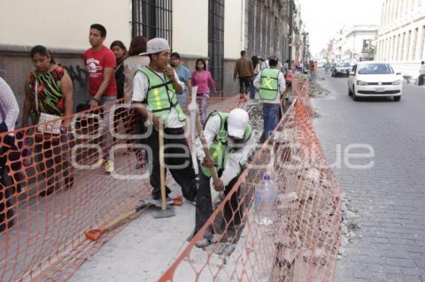 OBRAS EN REFORMA . PEATONES
