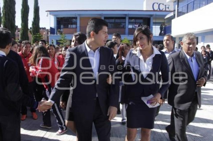 INAUGURA EDUARDO RIVERA AULA DE MEDIOS