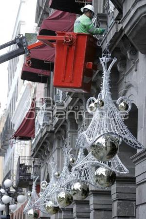 COLOCAN ADORNOS NAVIDEÑOS EN AYUNTAMIENTO