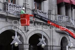 COLOCAN ADORNOS NAVIDEÑOS EN AYUNTAMIENTO