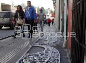 COLOCAN LUCES NAVIDEÑAS EN CALLES Y AVENIDAS