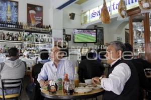 AFICIONADOS VEN PARTIDO DE LA SELECCIÓN EN BARES Y RESTAURANTES