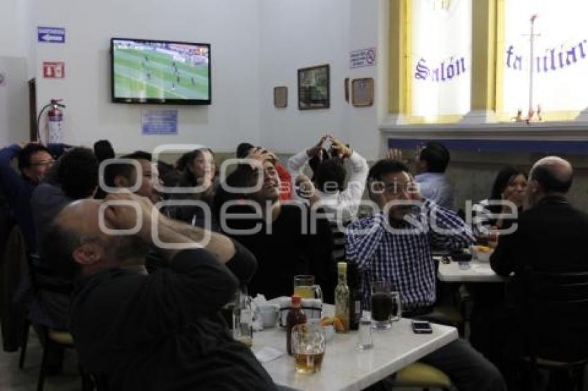 AFICIONADOS VEN PARTIDO DE LA SELECCIÓN EN BARES Y RESTAURANTES