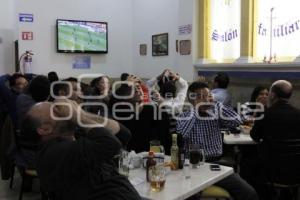 AFICIONADOS VEN PARTIDO DE LA SELECCIÓN EN BARES Y RESTAURANTES