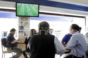 AFICIONADOS VEN PARTIDO DE LA SELECCIÓN EN BARES Y RESTAURANTES