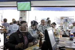 AFICIONADOS VEN PARTIDO DE LA SELECCIÓN EN BARES Y RESTAURANTES