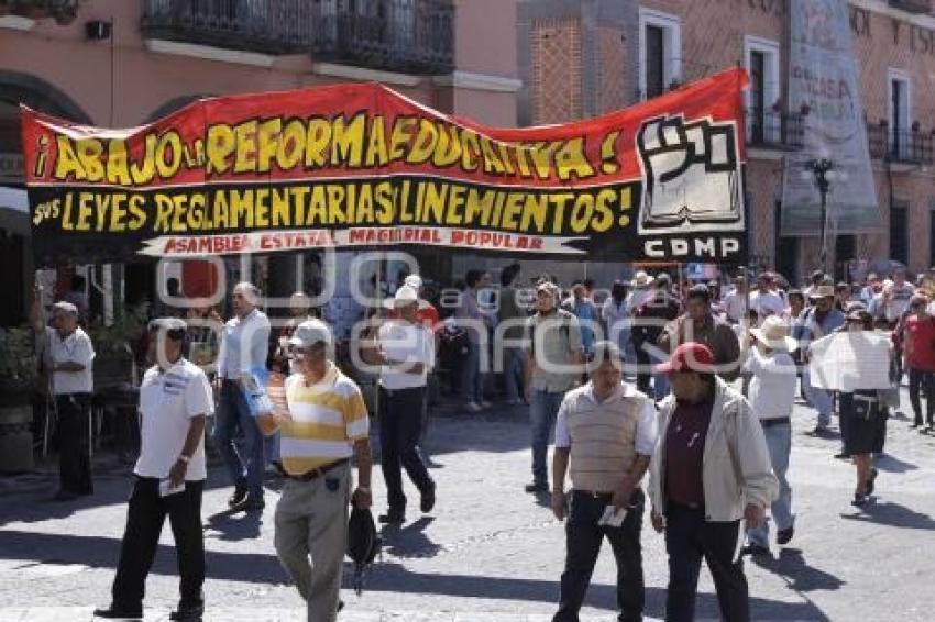 MANIFESTACIÓN DE MAESTROS Y CIUDADANOS EN CONTRA DE LA PRIVATIZACIÓN DEL AGUA