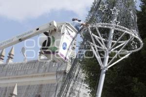 COLOCAN ÁRBOL NAVIDEÑO DE LUCES EN EL ZÓCALO