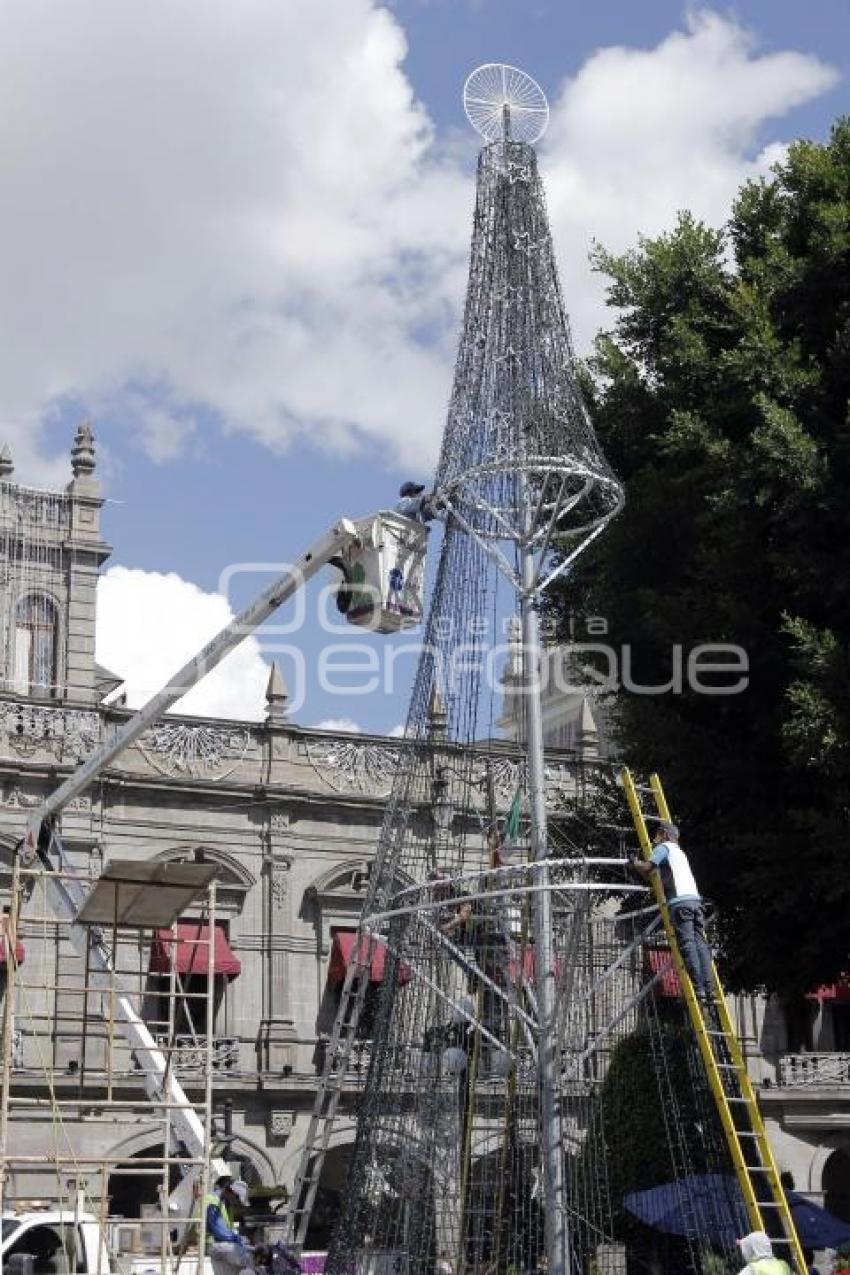 COLOCAN ÁRBOL NAVIDEÑO DE LUCES EN EL ZÓCALO