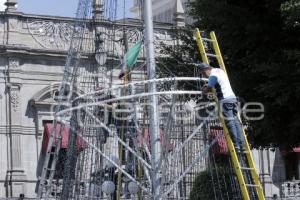 COLOCAN ÁRBOL NAVIDEÑO DE LUCES EN EL ZÓCALO