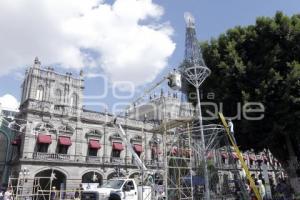 COLOCAN ÁRBOL NAVIDEÑO DE LUCES EN EL ZÓCALO