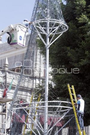 COLOCAN ÁRBOL NAVIDEÑO DE LUCES EN EL ZÓCALO