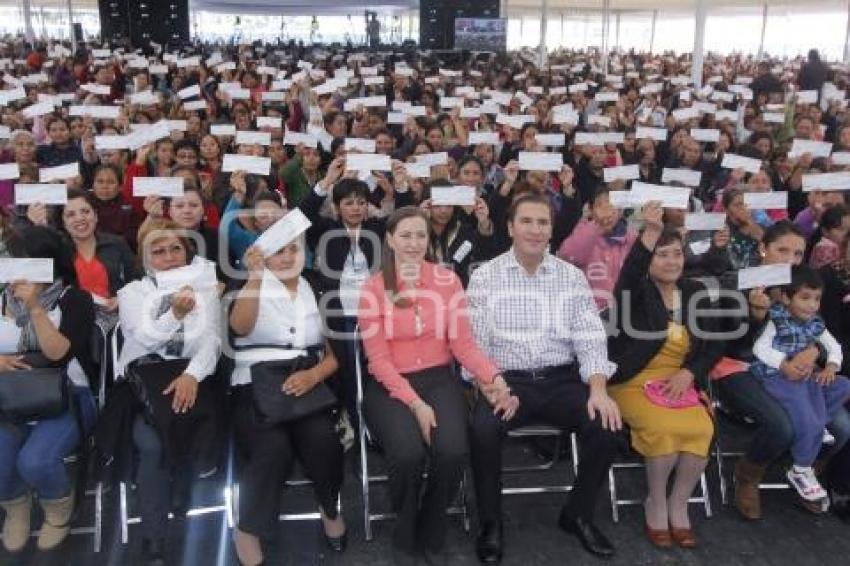 16 ENTREGA CRÉDITO A LA PALABRA DE LA MUJER