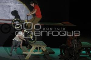 ESPECTACULO FLIP PABRIQUE FESTIVAL DE TEATRO HÉCTOR AZAR