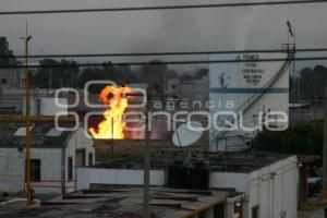 INCENDIO CONTROLADO EN COMPLEJO PETROQUÍMICO