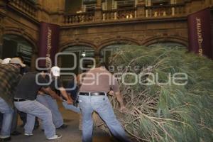 COLOCAN ÁRBOL DE NAVIDAD EN EL AYUNTAMIENTO