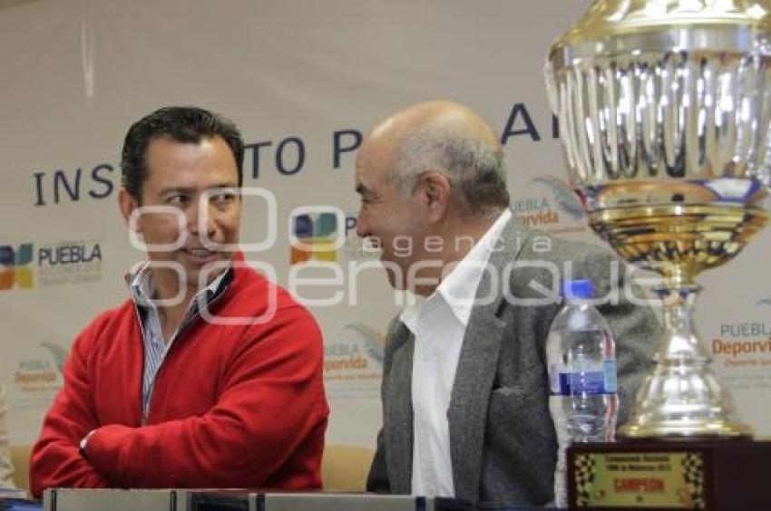 ENTREGAN RECONOCIMIENTOS A MOTOCROSS