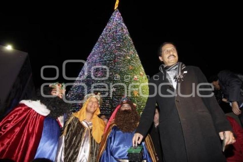 ENCIENDE RECTOR BUAP ÁRBOL NAVIDAD