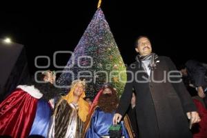 ENCIENDE RECTOR BUAP ÁRBOL NAVIDAD
