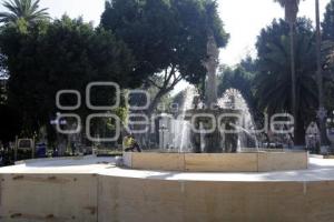 COLOCAN ESTRUCTURA EN FUENTE DEL ZÓCALO