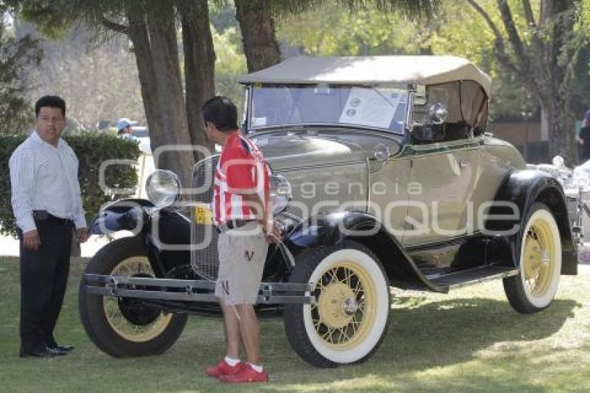 EXPOSICIÓN DEL AUTOMÓVIL ANTIGUO