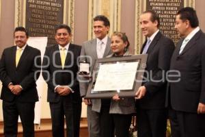 MEDALLA AL MÉRITO DOCENTE