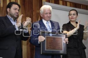 CTM ENTREGA RECONOCIMIENTO A JAIME SALVATORI