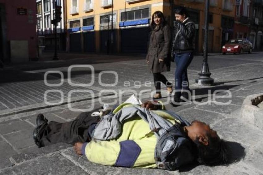 INDIGENTES DURMIENDO EN VÍA PÚBLICA