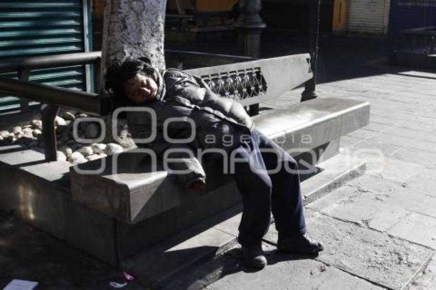 INDIGENTES DURMIENDO EN VÍA PÚBLICA