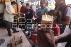 DEVOTOS VISITAN A LA SANTA MUERTE