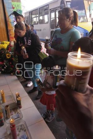 DEVOTOS VISITAN A LA SANTA MUERTE