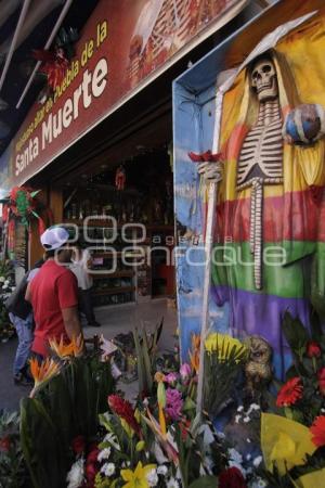 DEVOTOS VISITAN A LA SANTA MUERTE