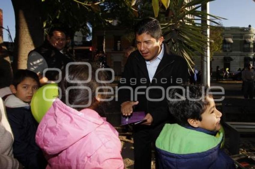 LANZAN CARTAS A LOS REYES EN GLOBO AEROSTÁTICO