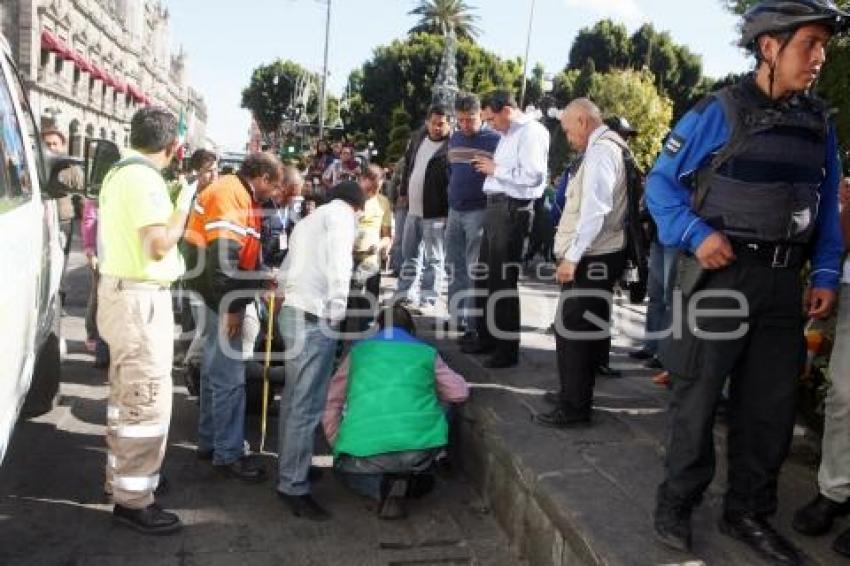 TURISTA CAÉ EN COLADERA DEL ZÓCALO