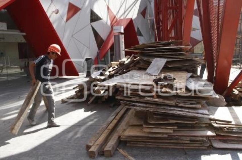 QUITAN VALLA EN ESTACIÓN DEL TELEFÉRICO