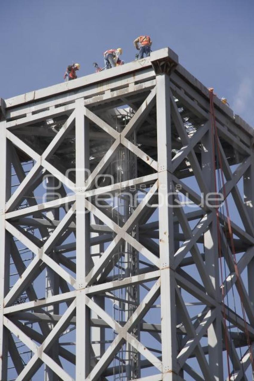 DESARMAN TORRE DEL TELEFÉRICO