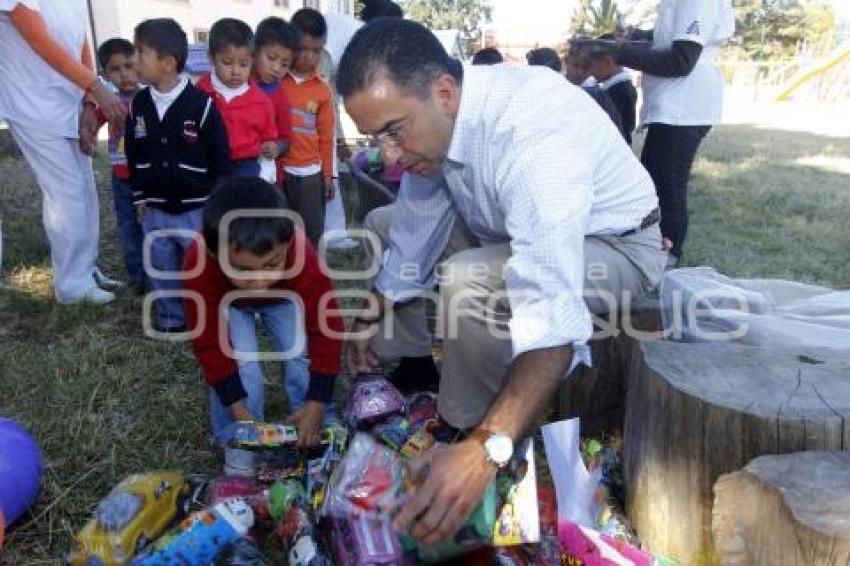 SENADOR JAVIER LOZANO ALARCON ENTREGA JUGUETES