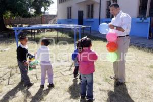 SENADOR JAVIER LOZANO ALARCON ENTREGA JUGUETES