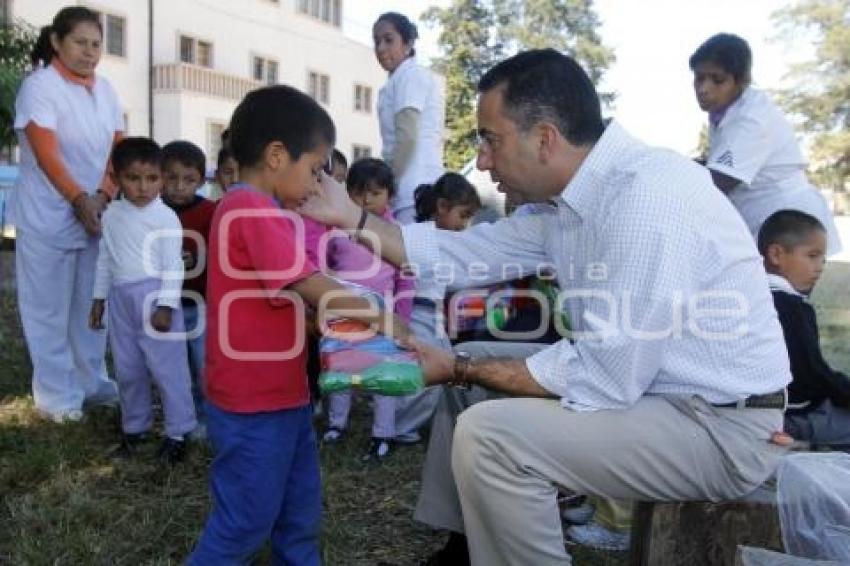 SENADOR JAVIER LOZANO ALARCON ENTREGA JUGUETES