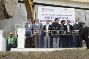 COLOCAN PRIMERA PIEDRA DEL FIESTA AMERICANA GRAND