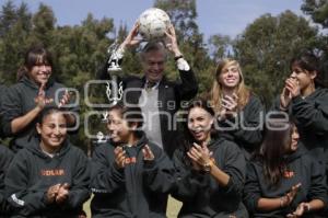 AZTECAS ENTREGAN TROFEO AL RECTOR DE LA UDLA