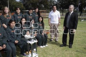 AZTECAS ENTREGAN TROFEO AL RECTOR DE LA UDLA