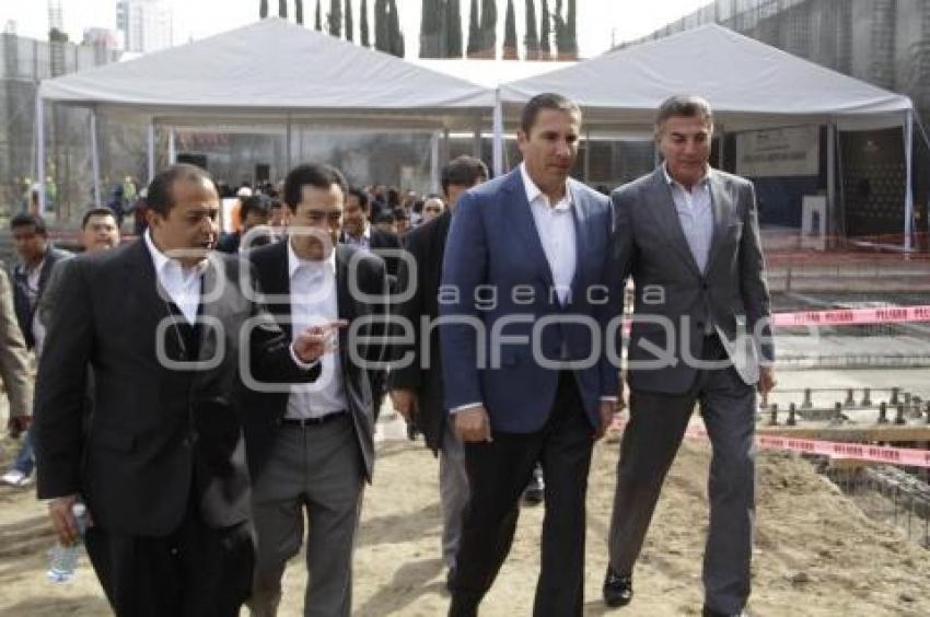 COLOCAN PRIMERA PIEDRA DEL FIESTA AMERICANA GRAND